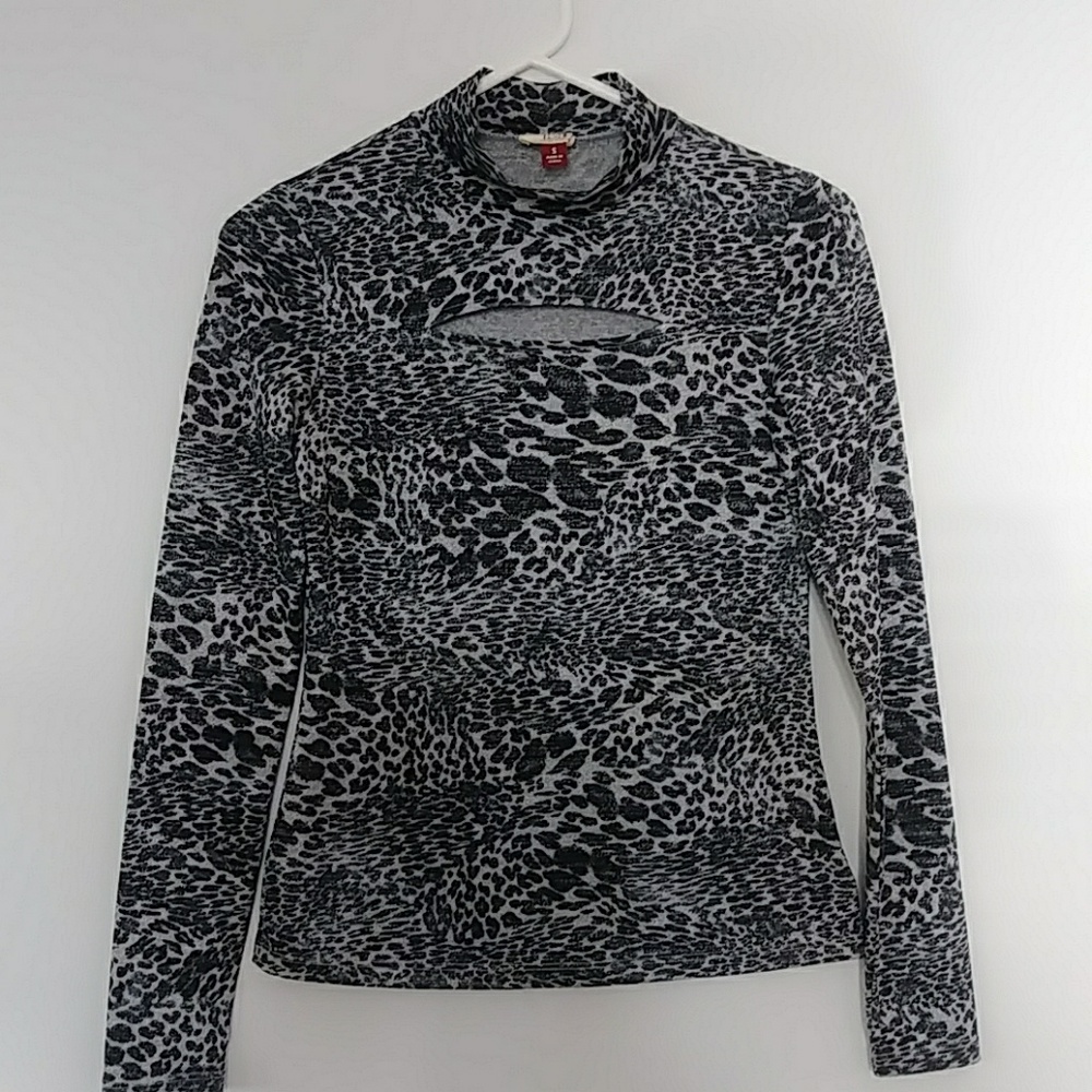 l.e.I Long Sleeves Top